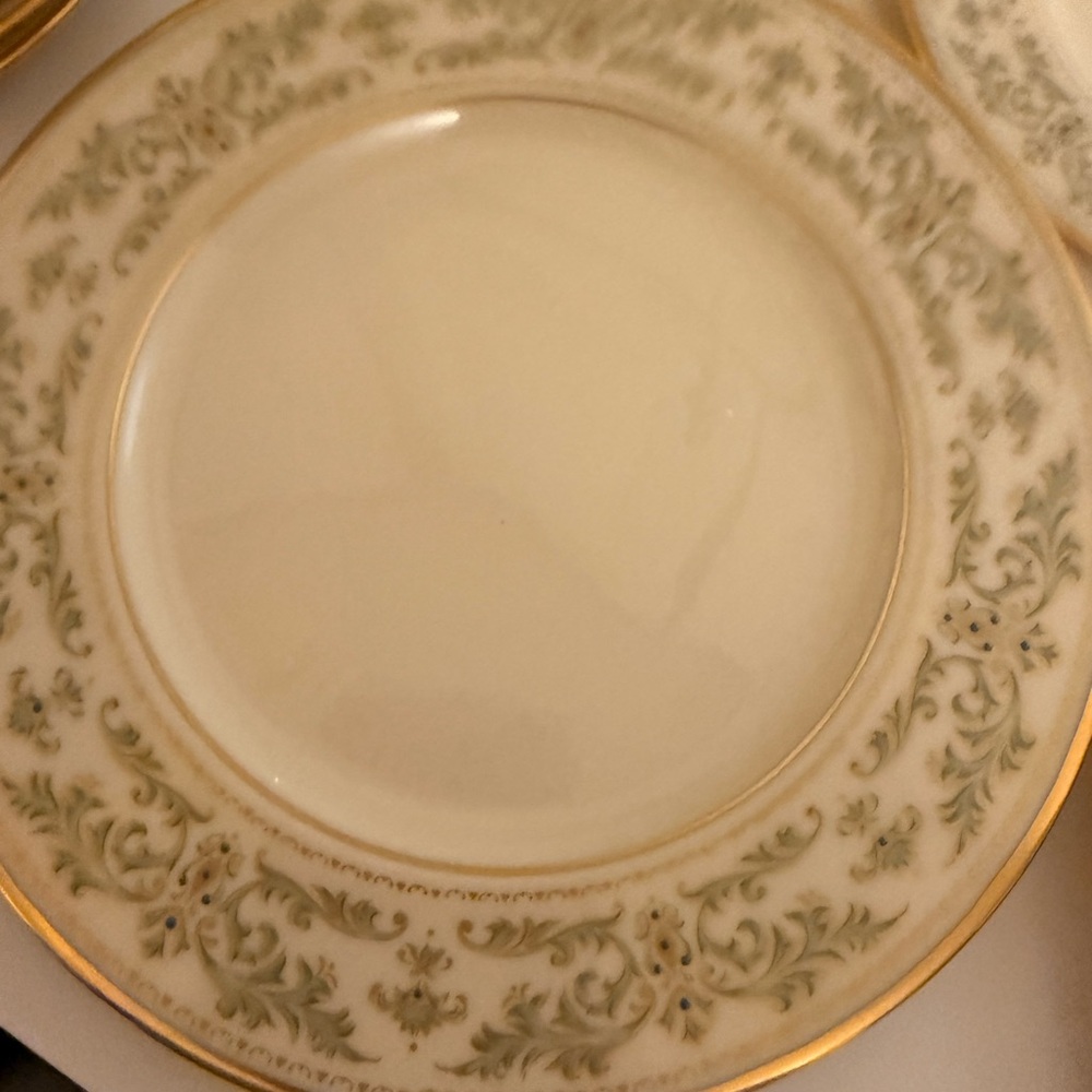 Lenox Cream and Gold Dinner Plate with Green Accents place setting for  4